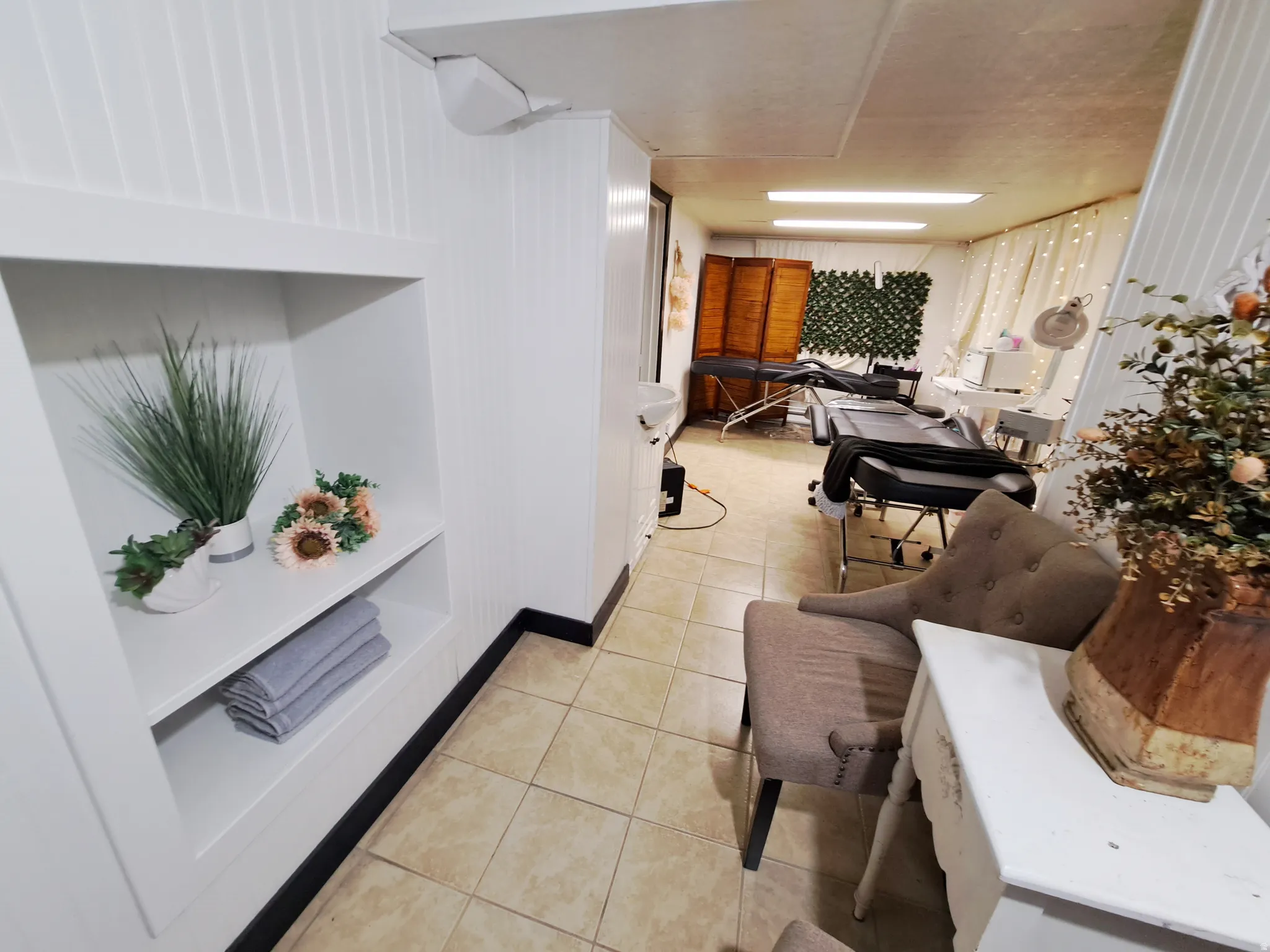 Area with light tile patterned floors