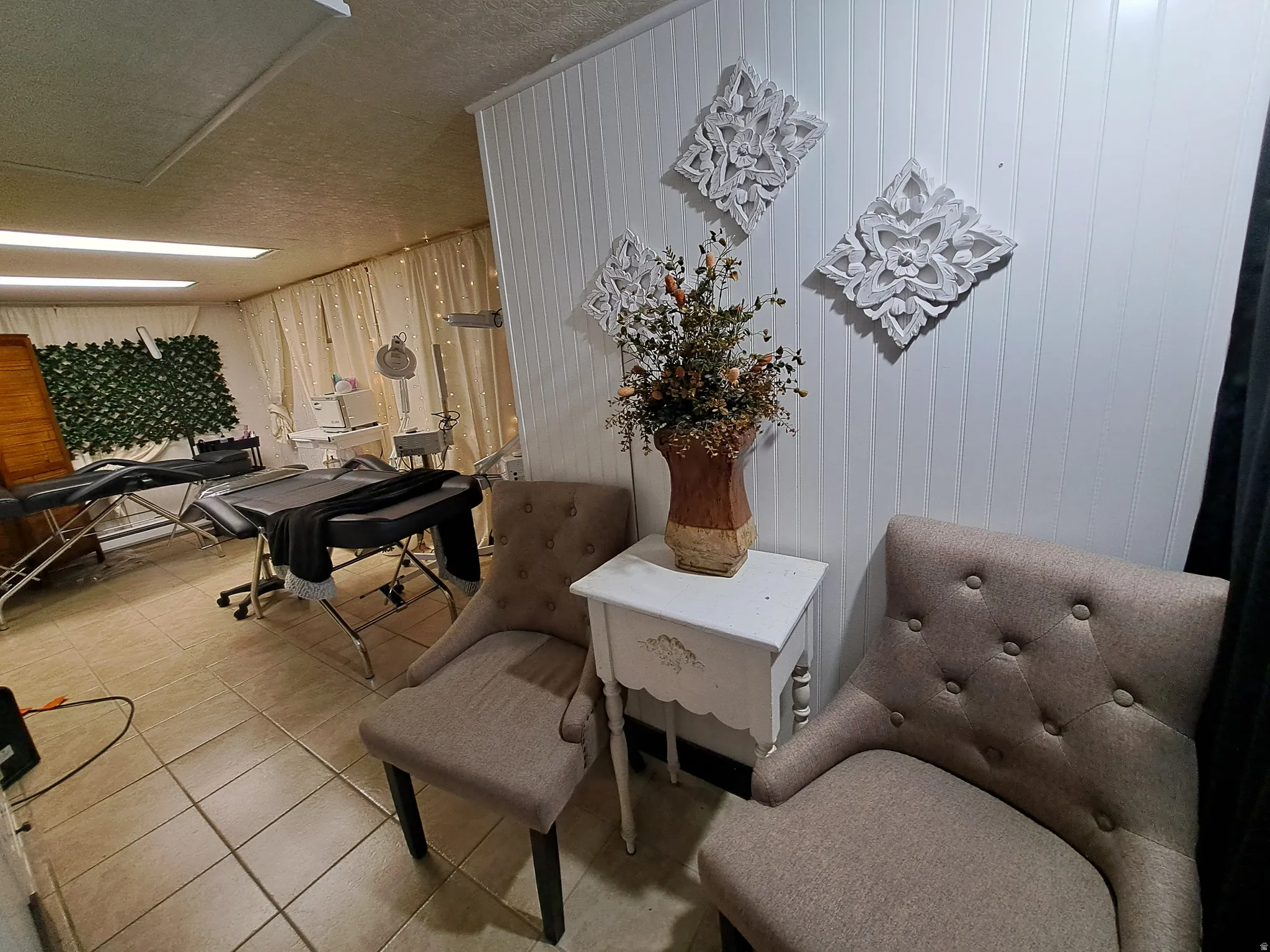 Area seating with a textured ceiling