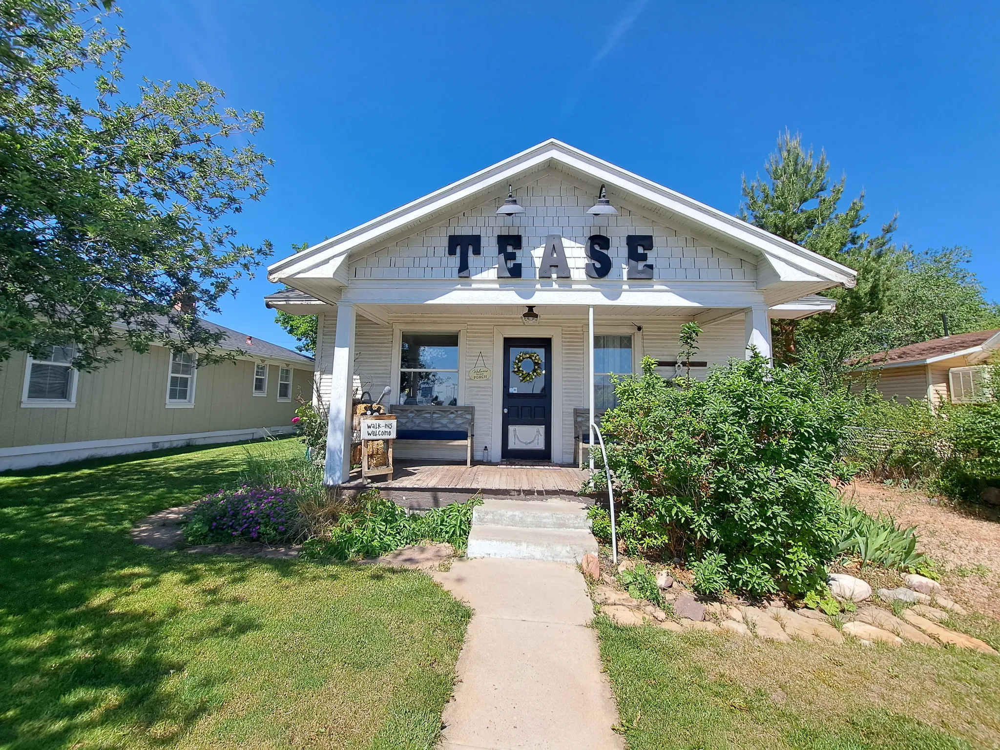 View of front facade featuring covered porch and a front lawn