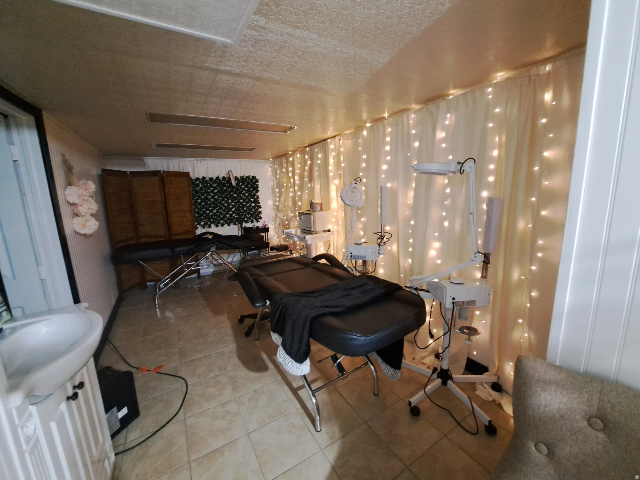 Room featuring light tile patterned flooring