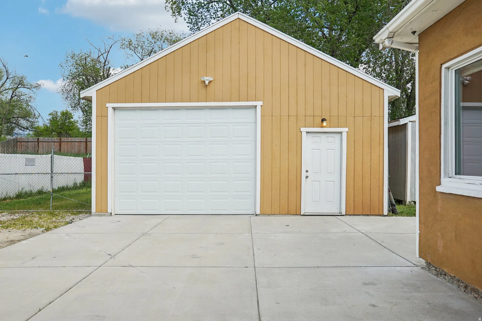 Detached garage featuring concrete driveway