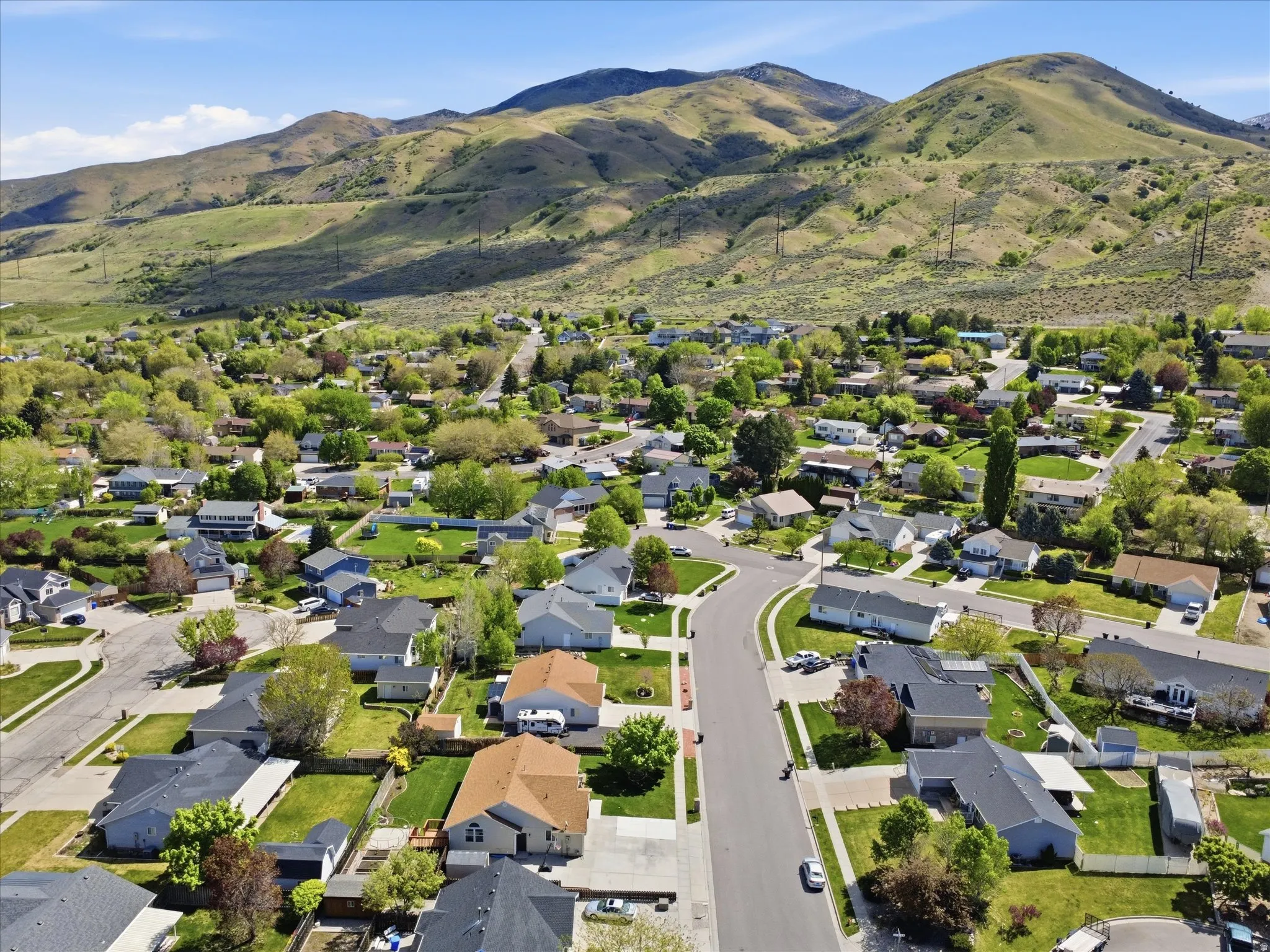Aerial overview of property's location featuring a mountain backdrop and nearby suburban area
