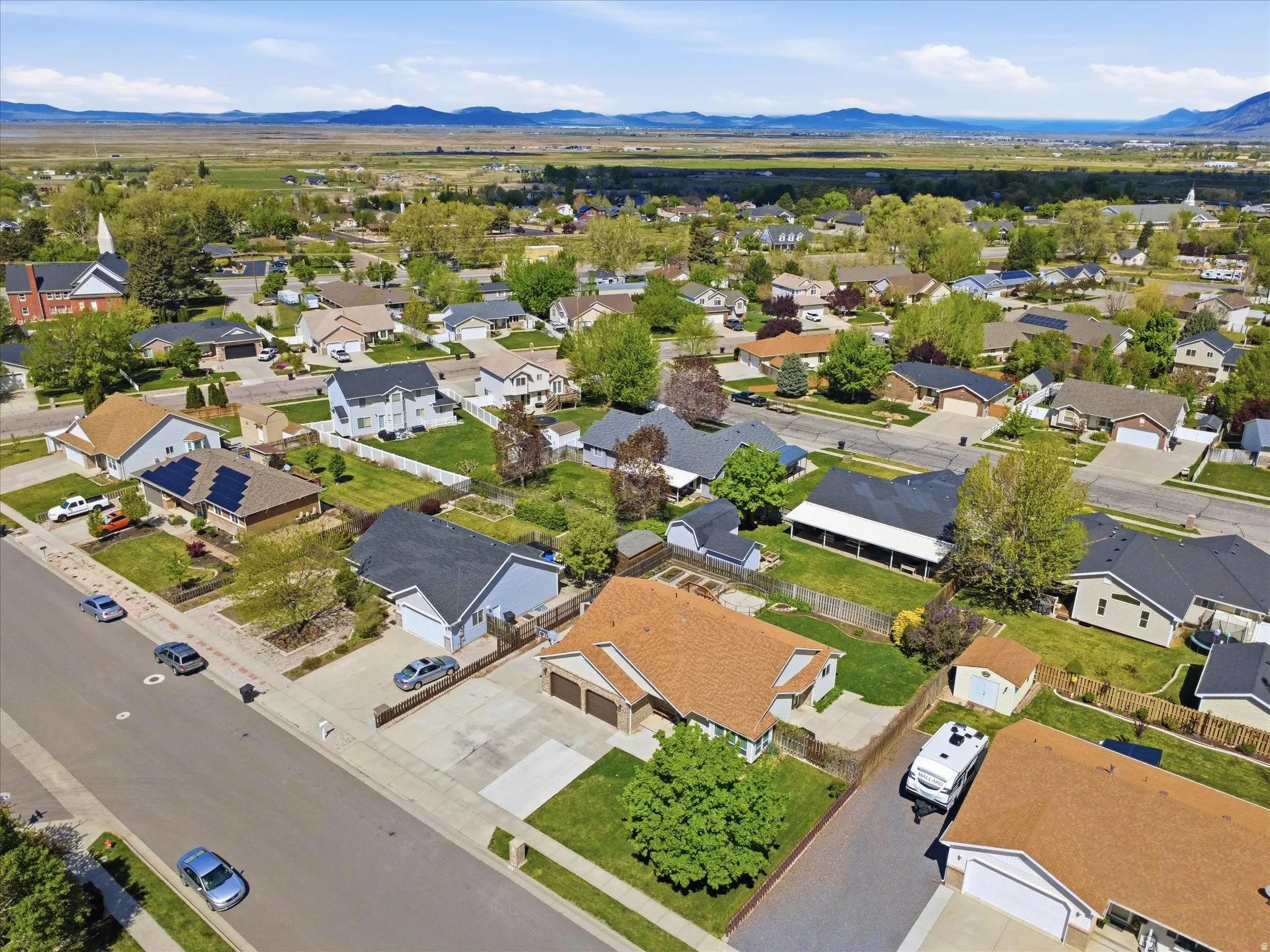 View of property location featuring a mountainous background and nearby suburban area