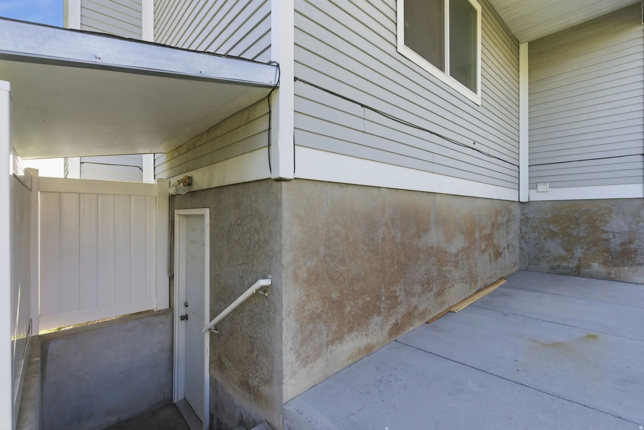 Entrance to property featuring a patio area