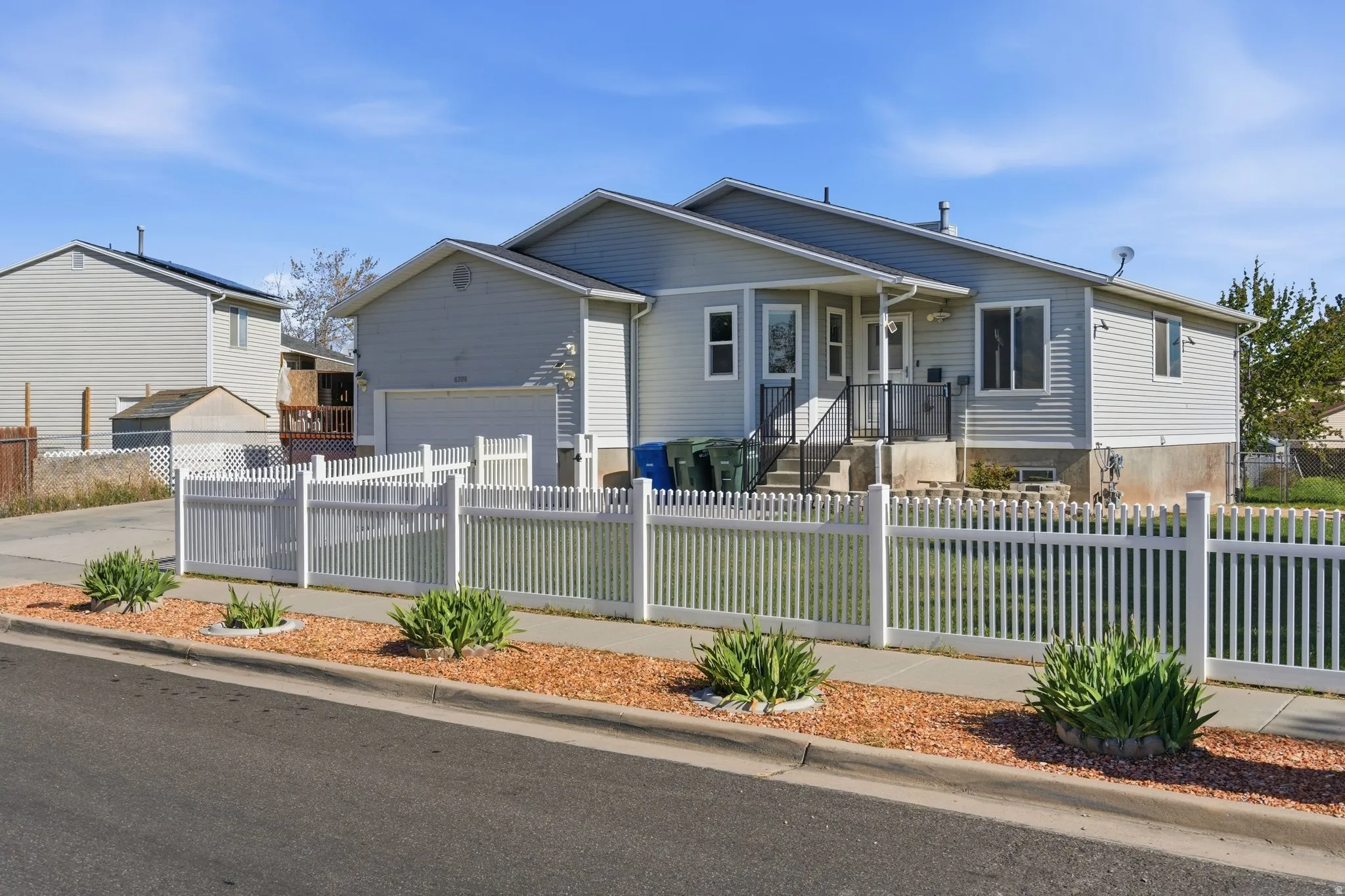 View of front of house featuring a fenced front yard, a garage, and driveway