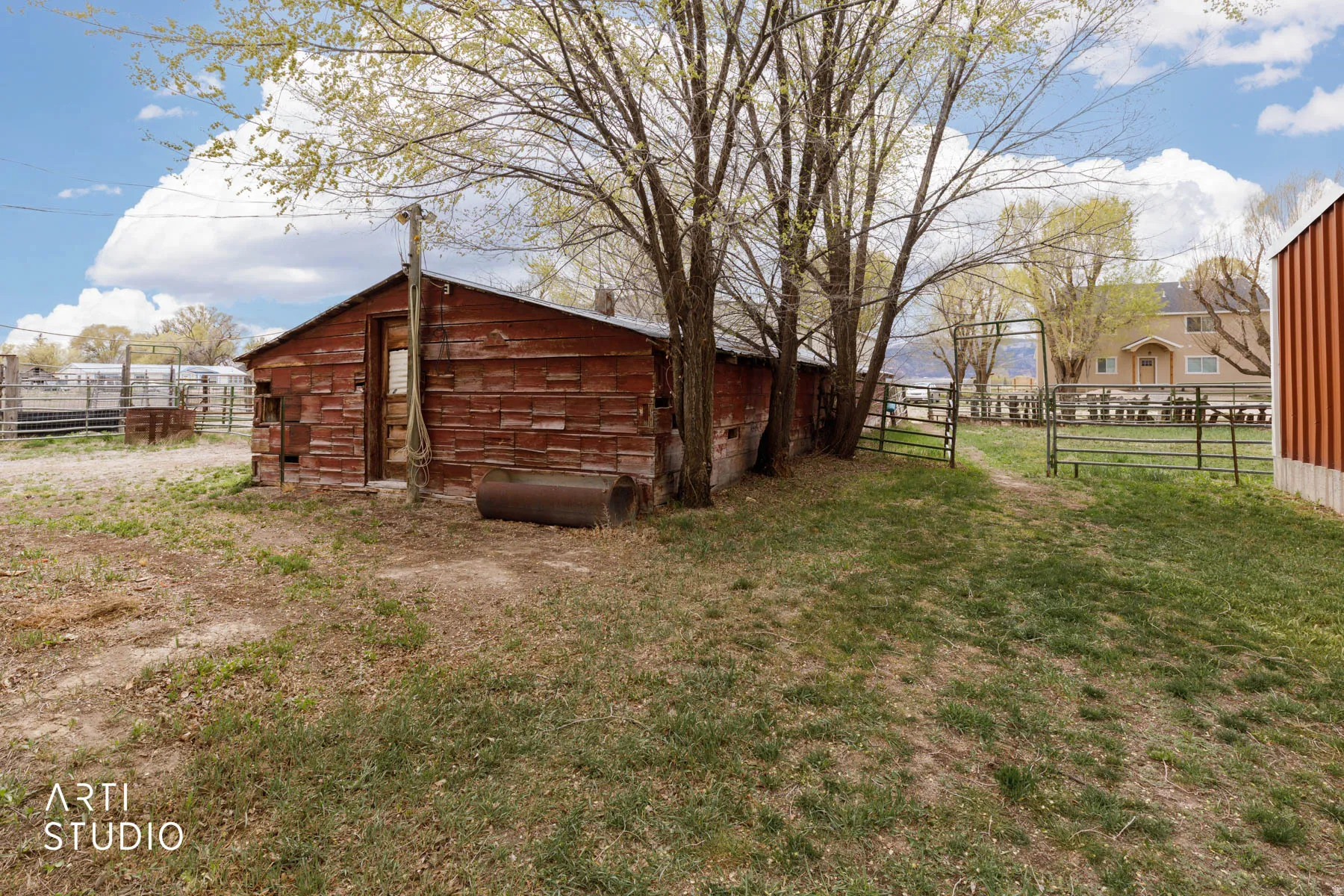 View of yard featuring an outdoor structure