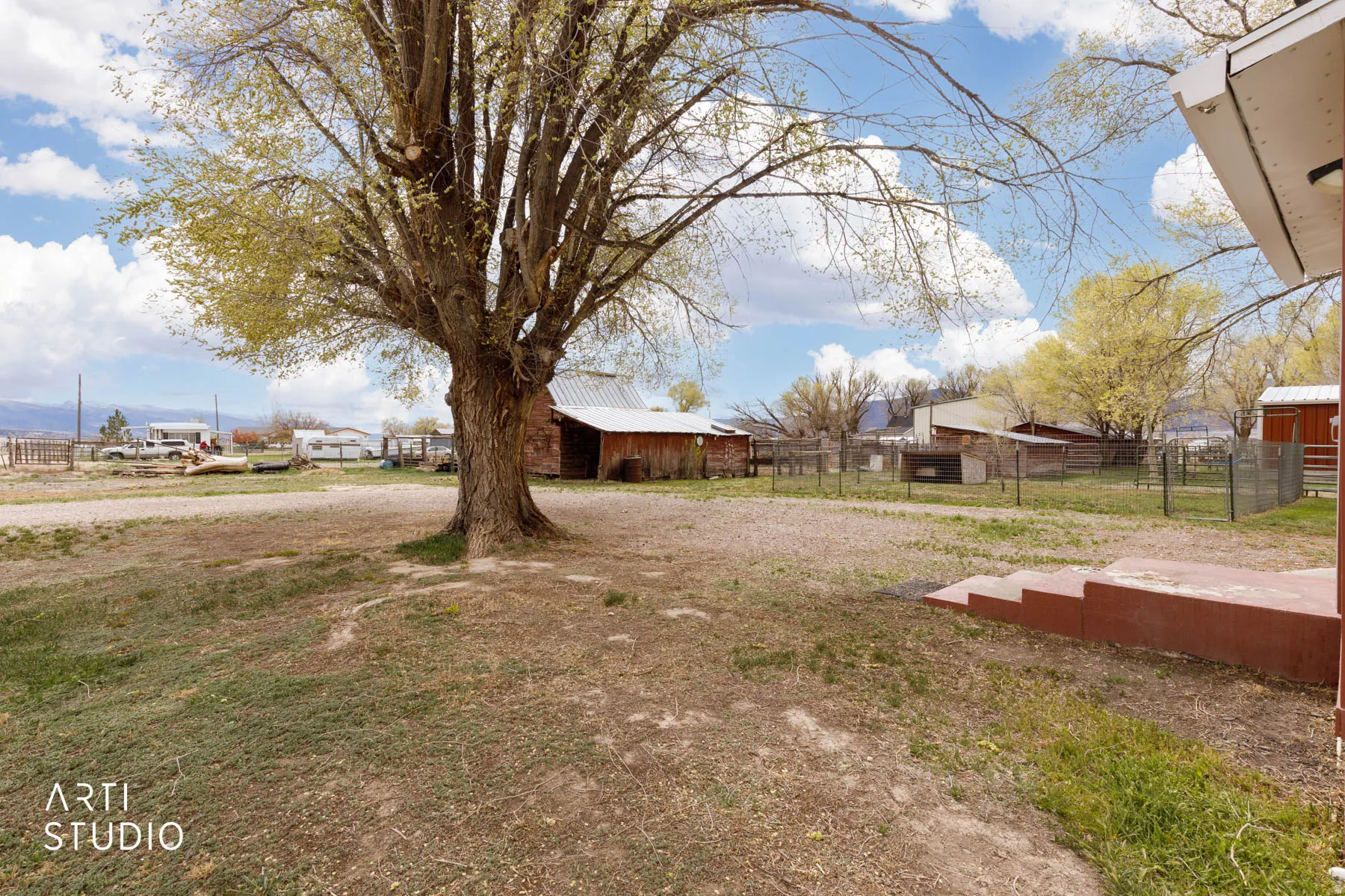 View of yard featuring an outbuilding