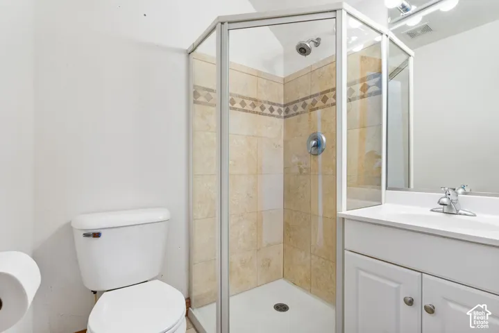Ensuite bath in Bedroom 5