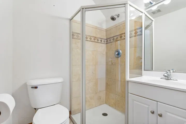 Ensuite bath in Bedroom 5
