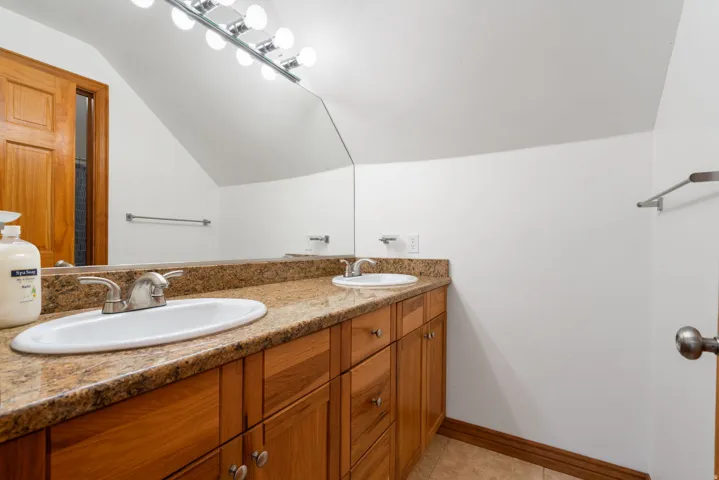 Double-vanity bath between bedrooms 3 and 4