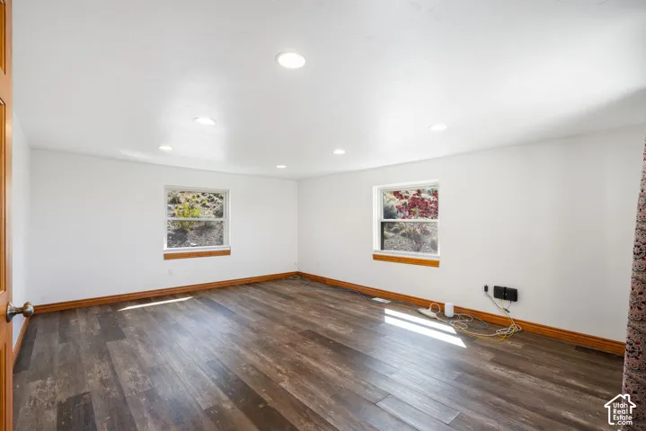 Large bonus room off family room, great for office/library/playroom
