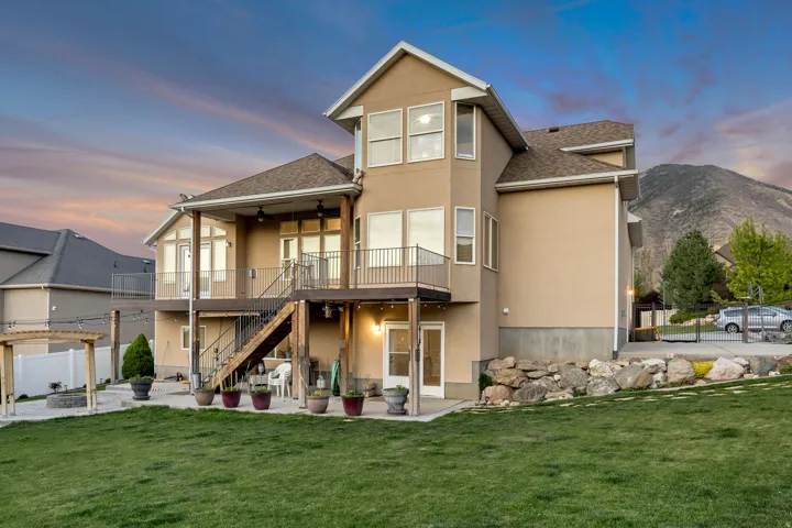 Mountain Views. Fenced in yard and RV parkling
