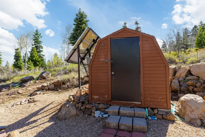 Secure Storage Building: Additional outbuilding for mountain gear and property tools.