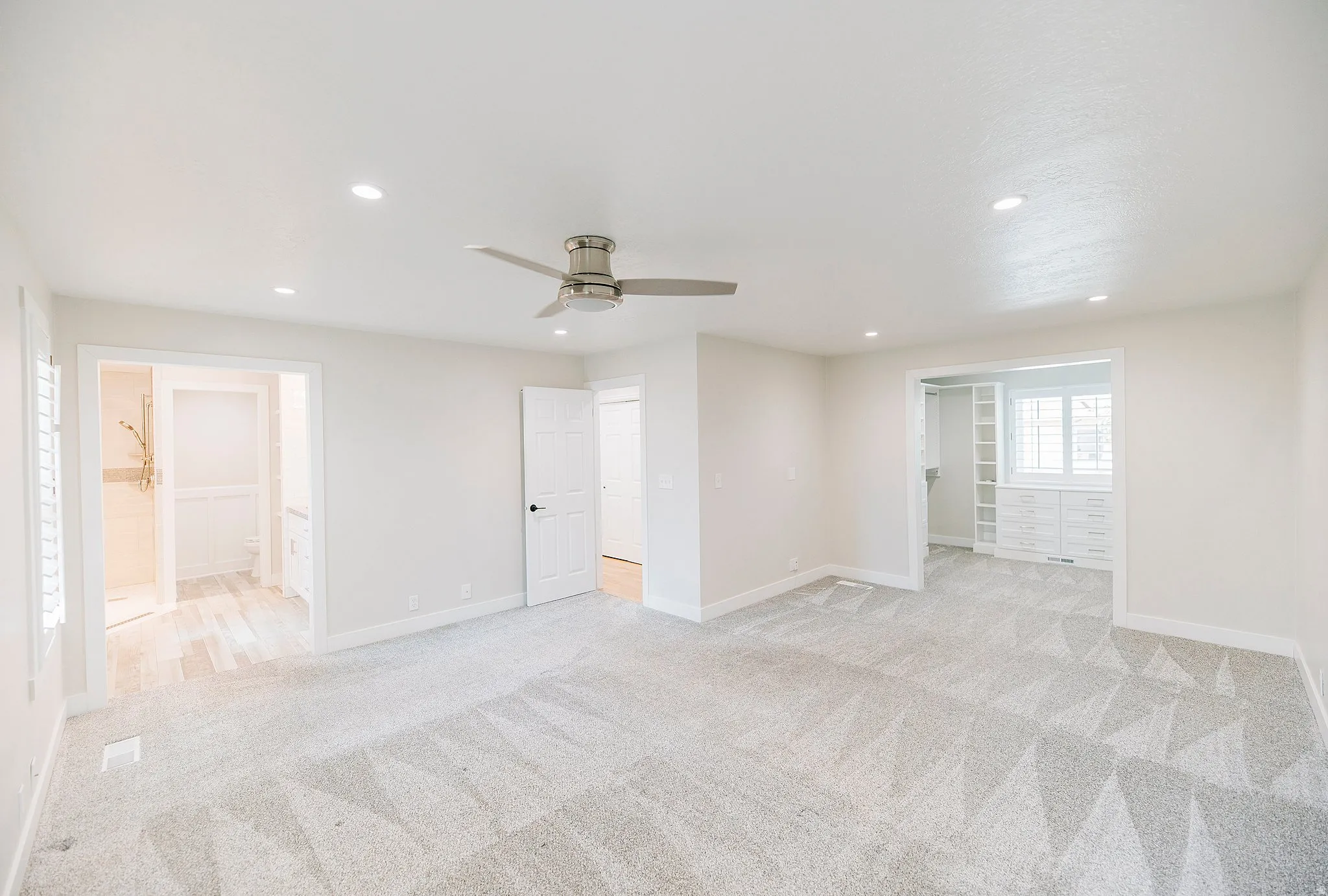 Empty room featuring a ceiling fan, light colored carpet, and recessed lighting