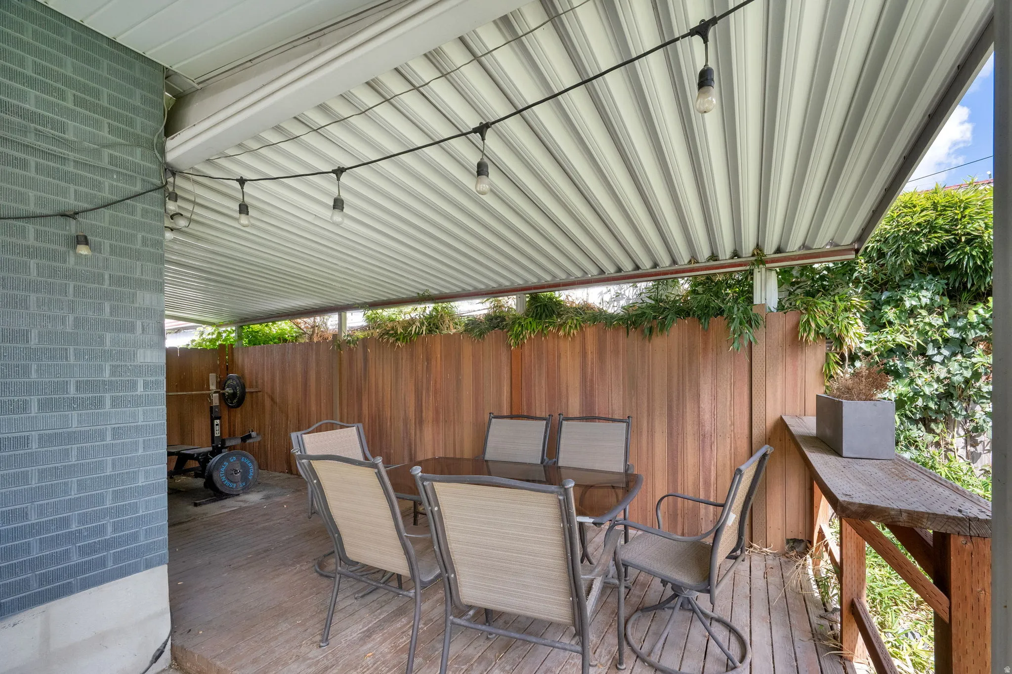 Deck with outdoor dining space