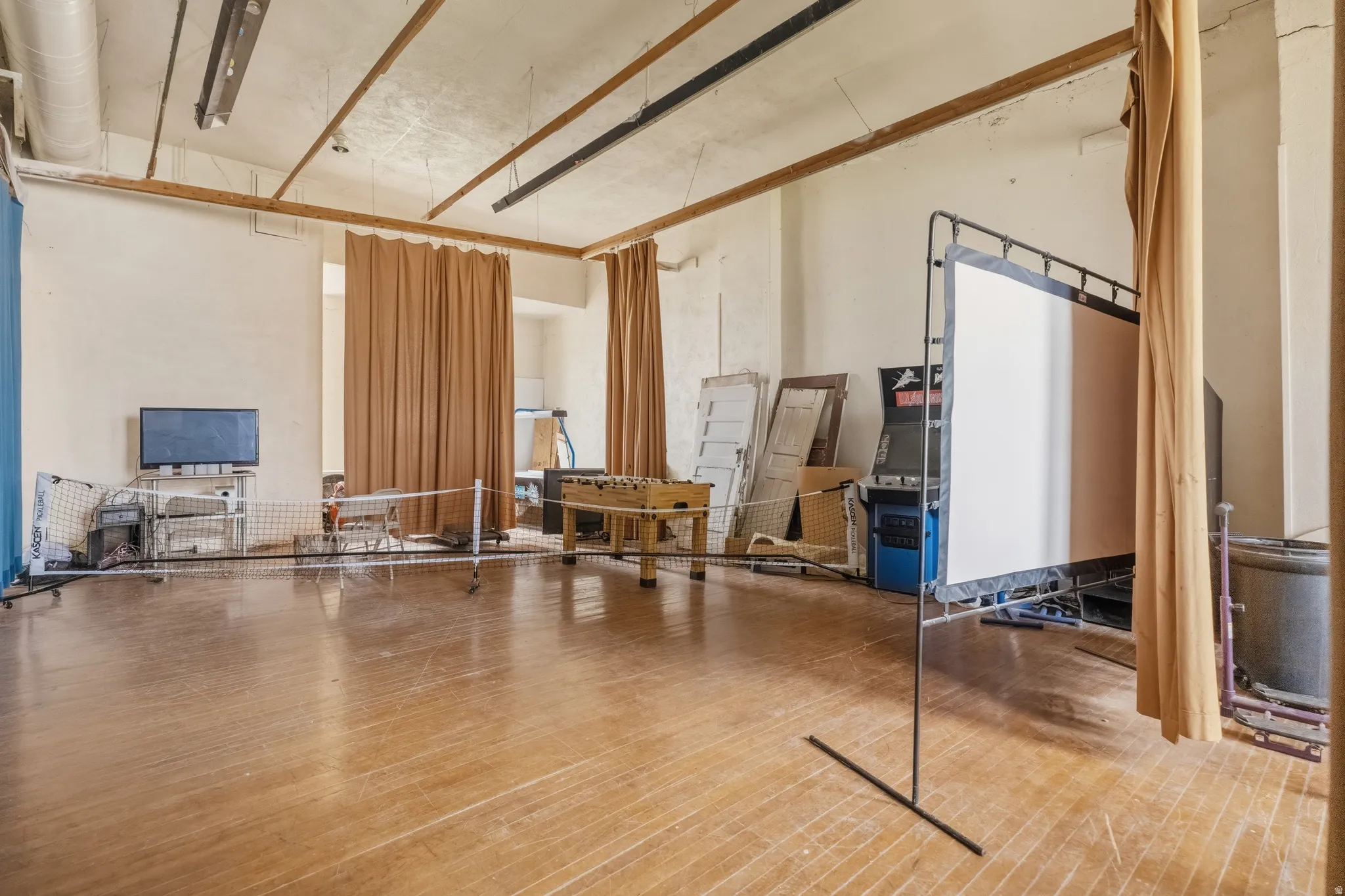 Miscellaneous room with a high ceiling