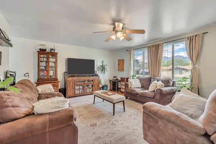 Living area with ceiling fan