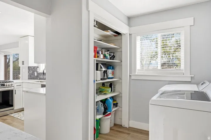 Pantry featuring a sink and washing machine and dryer