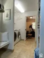 Laundry area with washer / clothes dryer