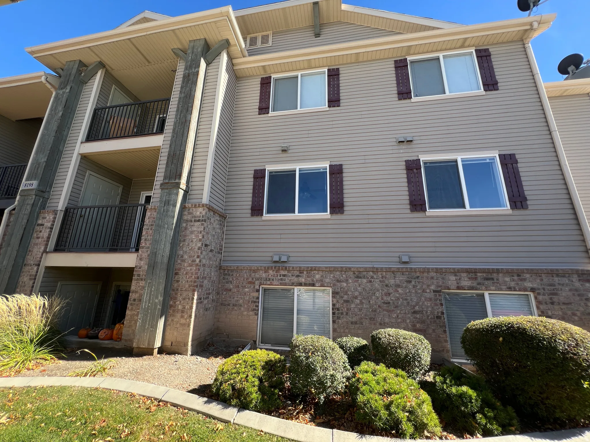 View of apartment building / complex