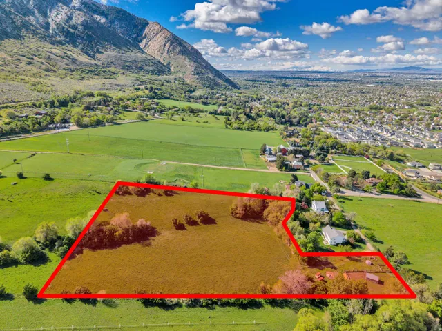 Aerial view of property's location with property parcel outlined and a mountain backdrop