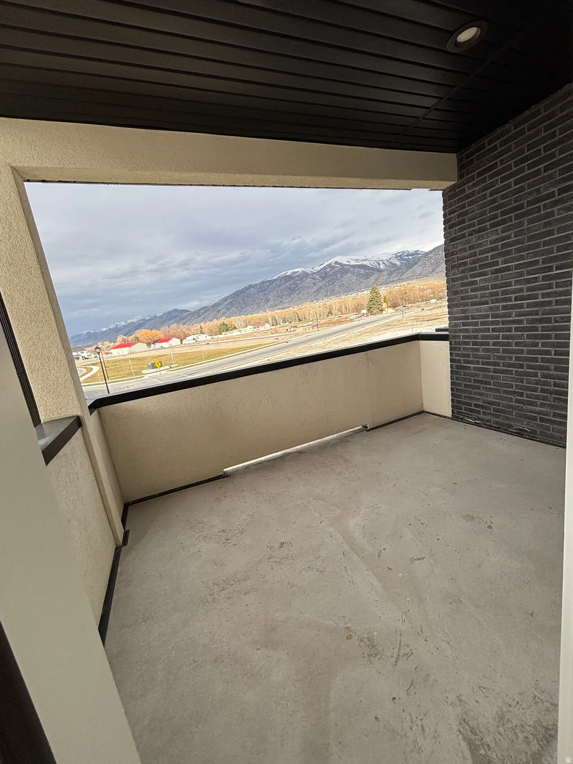 Balcony featuring a mountain view