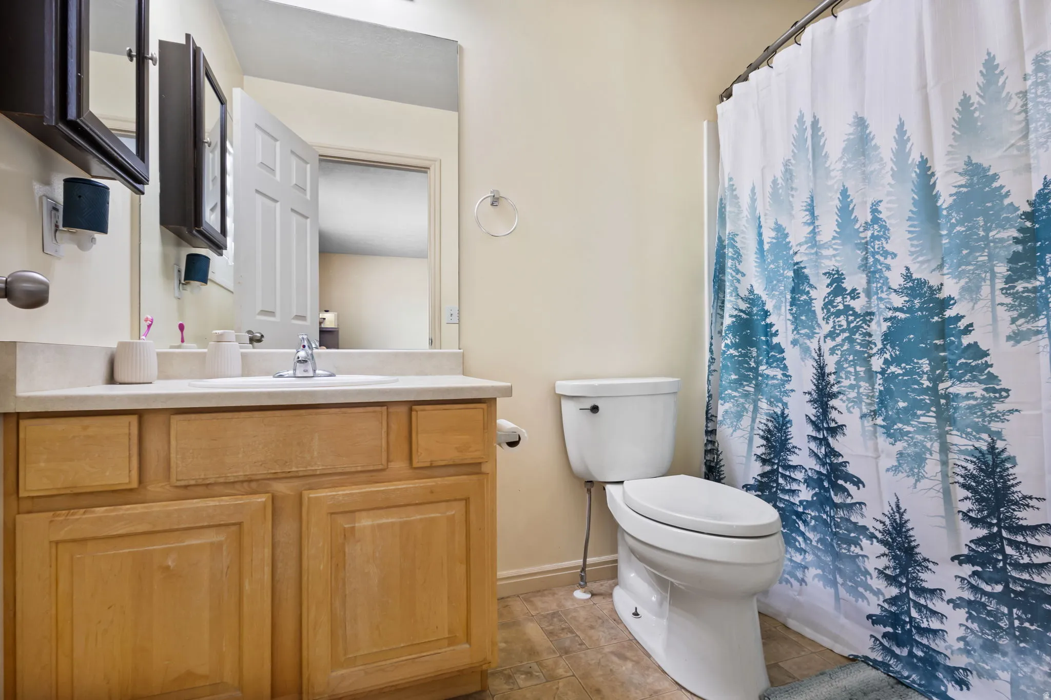 En-suite bathroom in primary bedroom