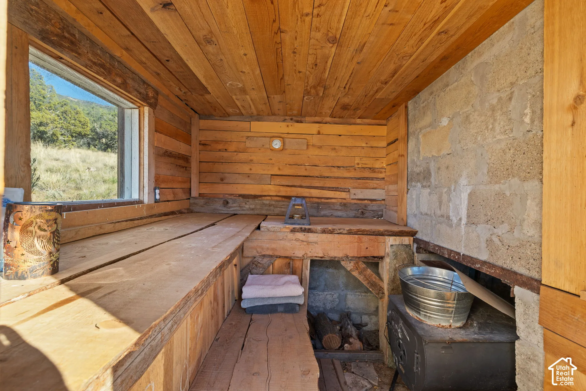 Private outdoor country spa with handcrafted wood-fired sauna, wood-fired hot tub and cold plunge.  Blending rustic charm with a relaxing spa-like experience and AMAZING VIEWS!