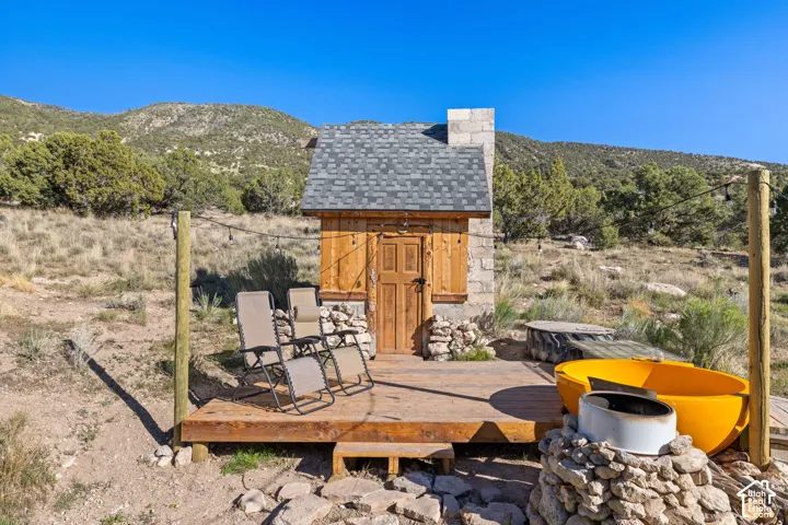 Private outdoor country spa with handcrafted wood-fired sauna, wood-fired hot tub and cold plunge.  Blending rustic charm with a relaxing spa-like experience and AMAZING VIEWS!