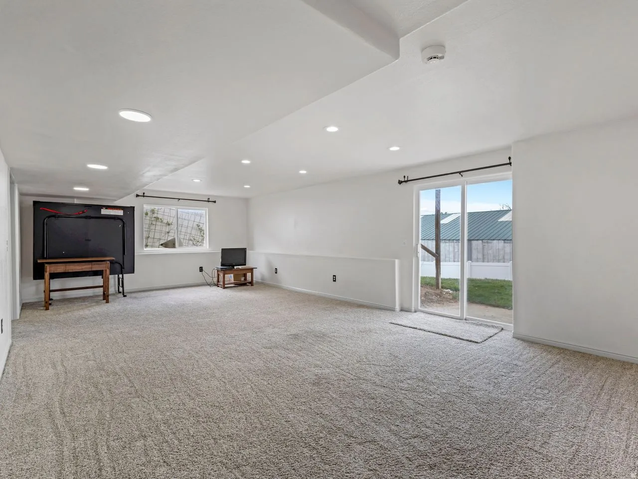 Spare room featuring light carpet, recessed lighting, and a smoke detector