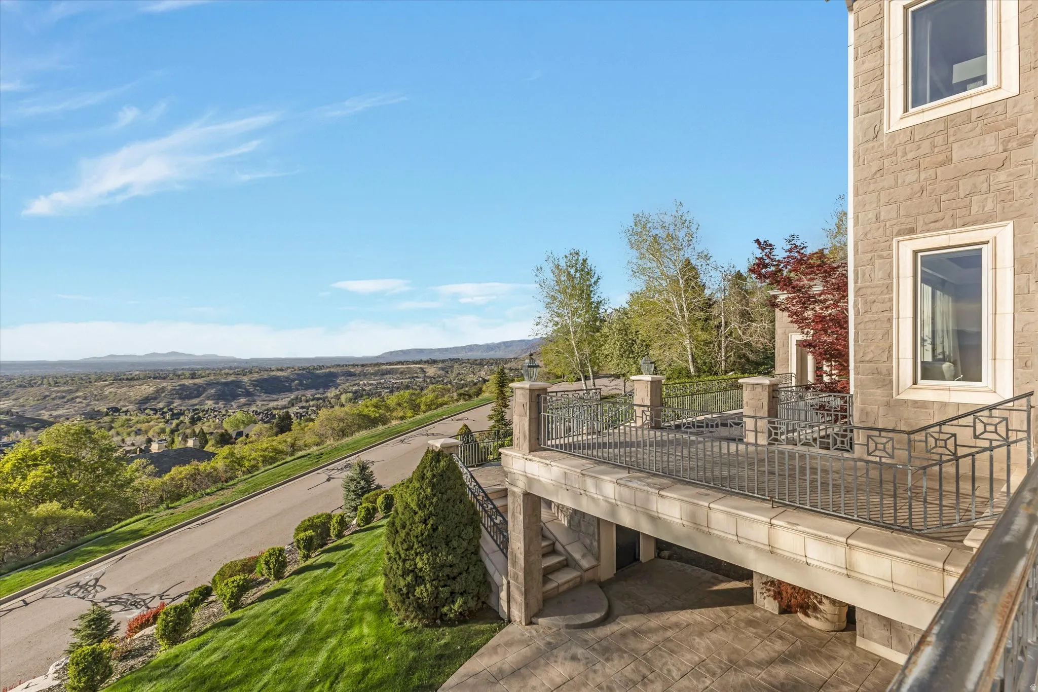 Balcony with a deck with mountain view