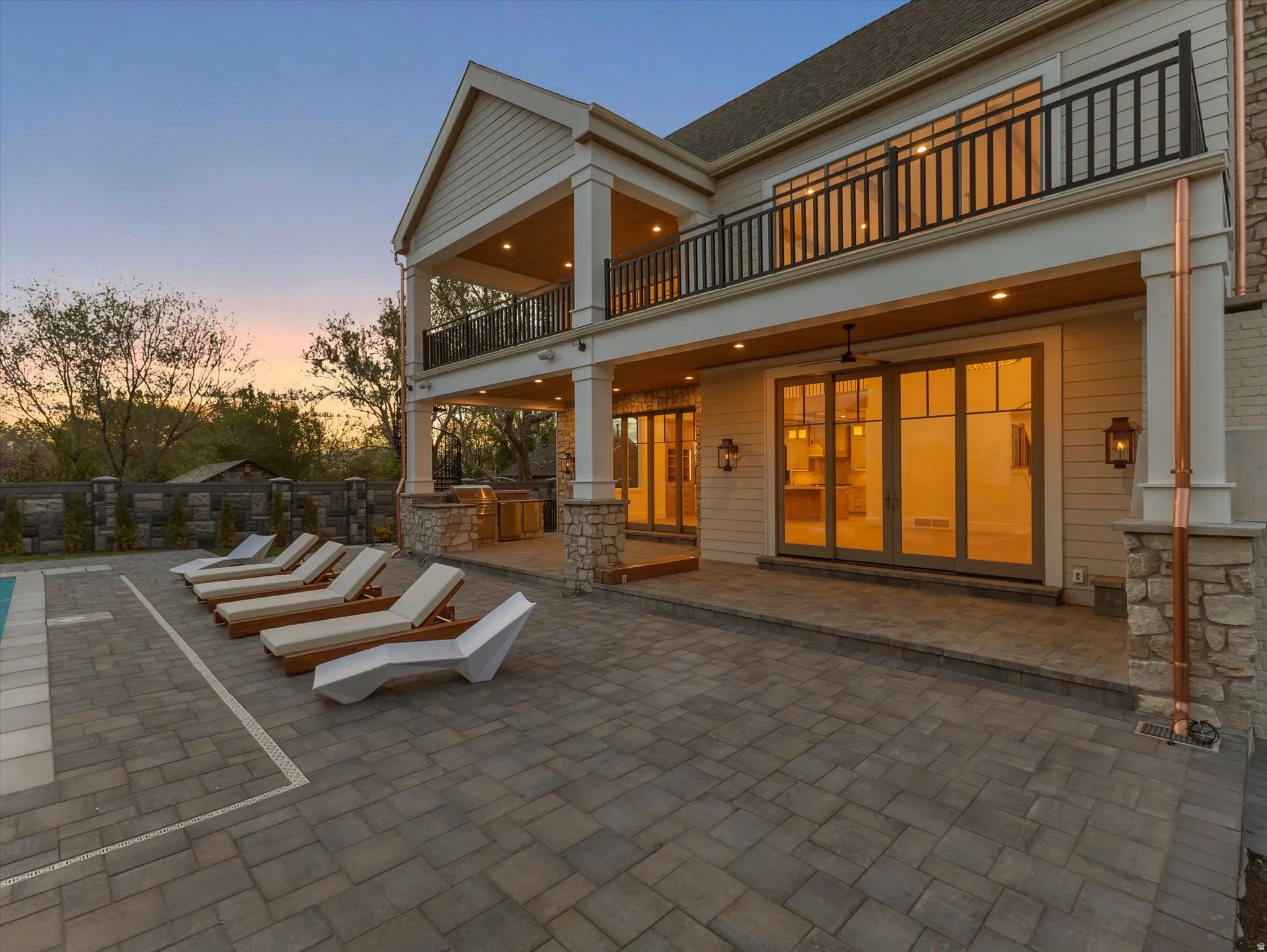 Patio / terrace featuring a patio area, an outdoor kitchen, and a ceiling fan