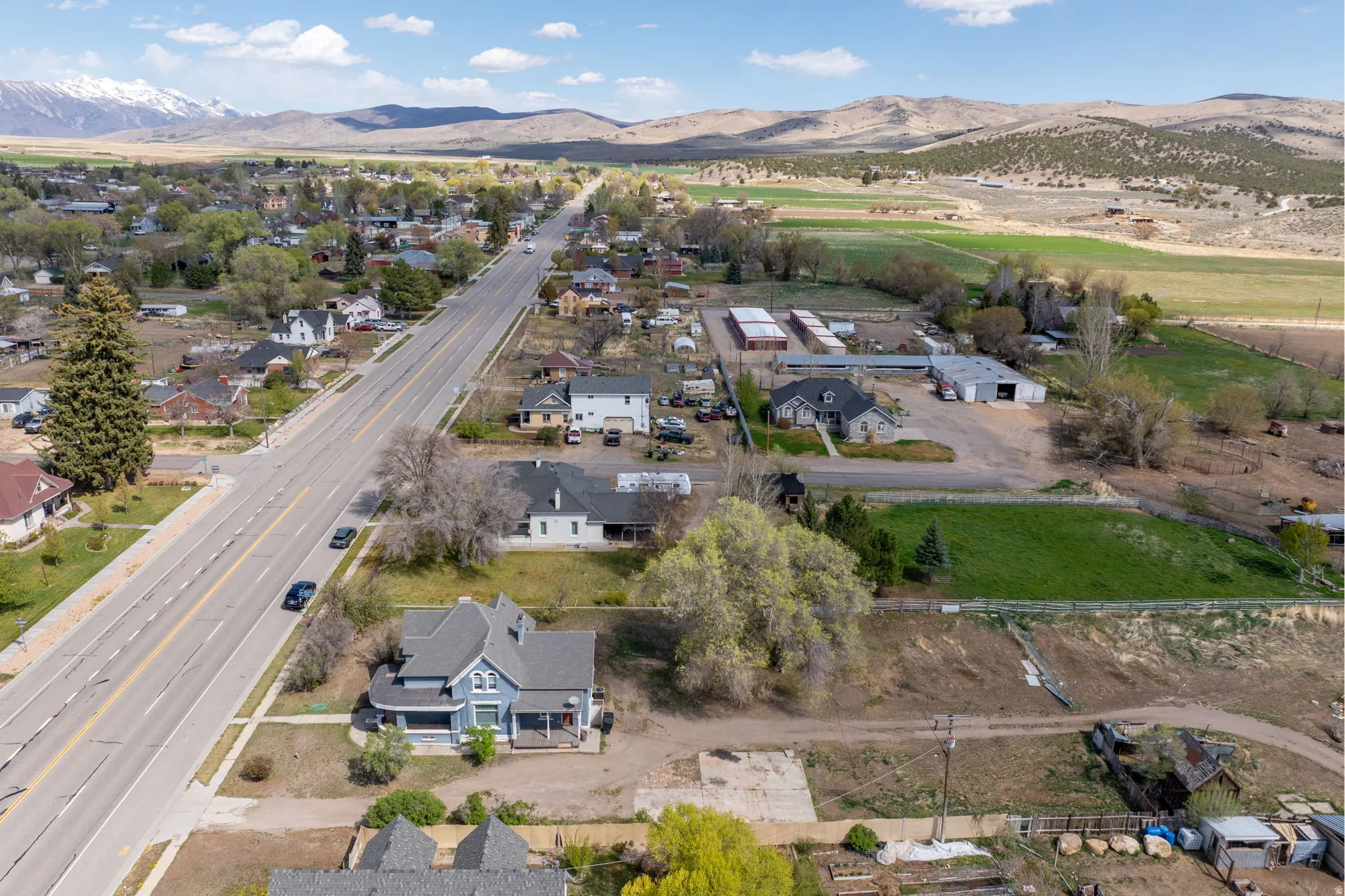 Aerial view of property's location featuring a mountainous background and nearby suburban area