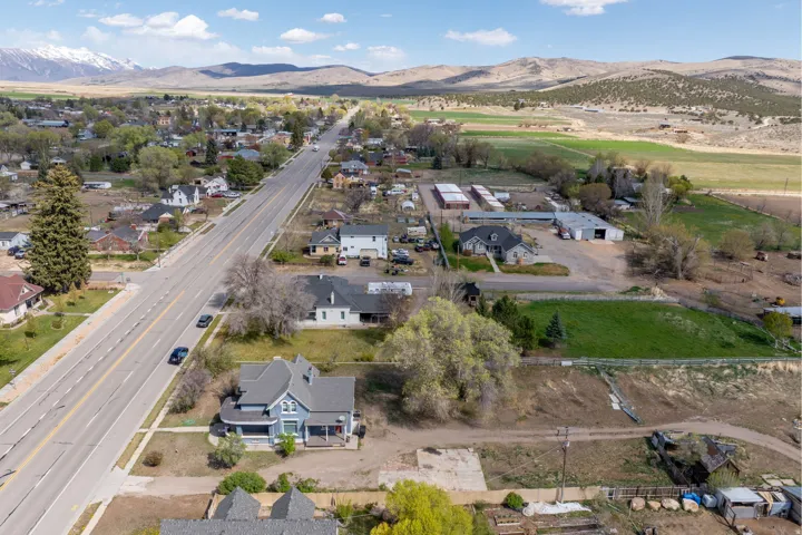 Aerial view of property's location featuring a mountainous background and nearby suburban area