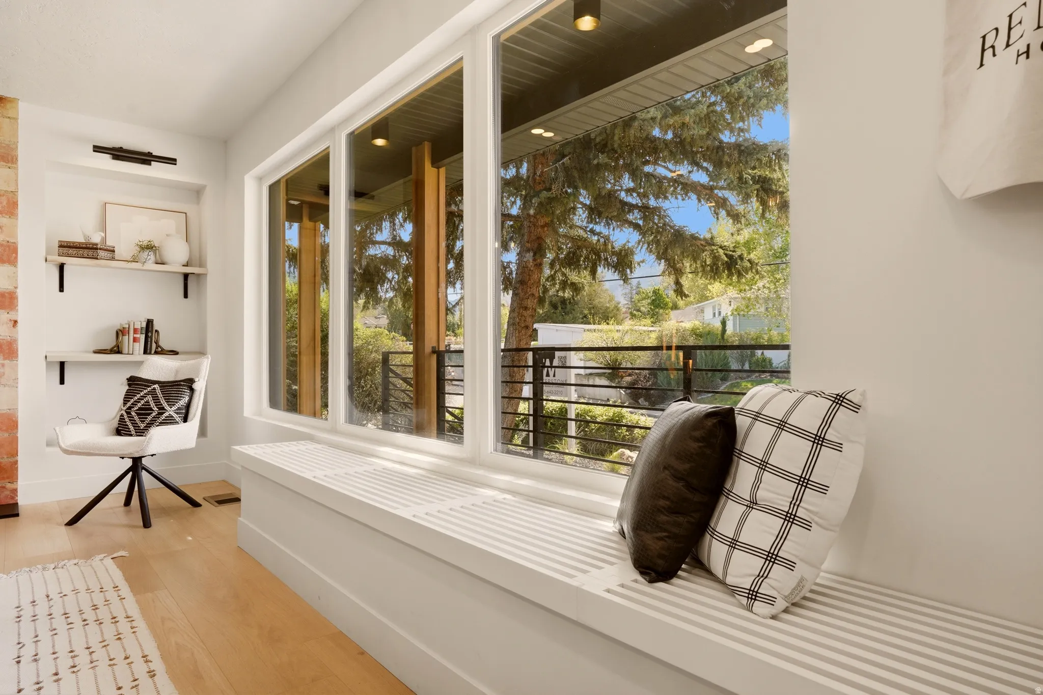 WINDOW SEATING - FRONT O FHOME