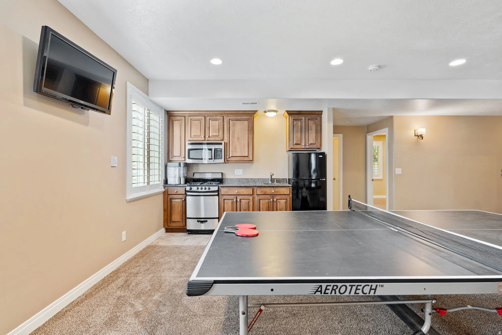 Recreation room with plenty of natural light and recessed lighting