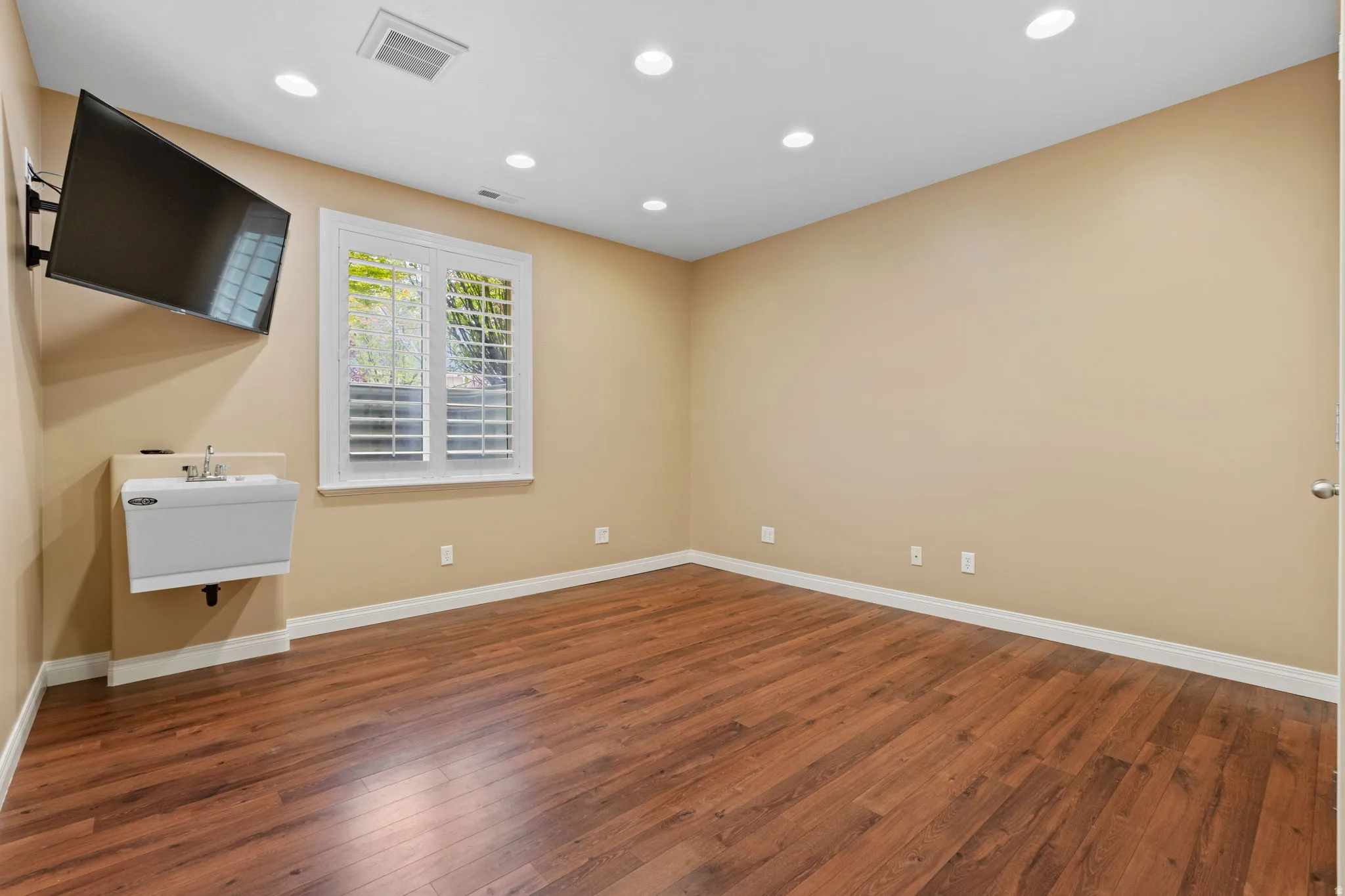 Spare room featuring dark wood finished floors and recessed lighting