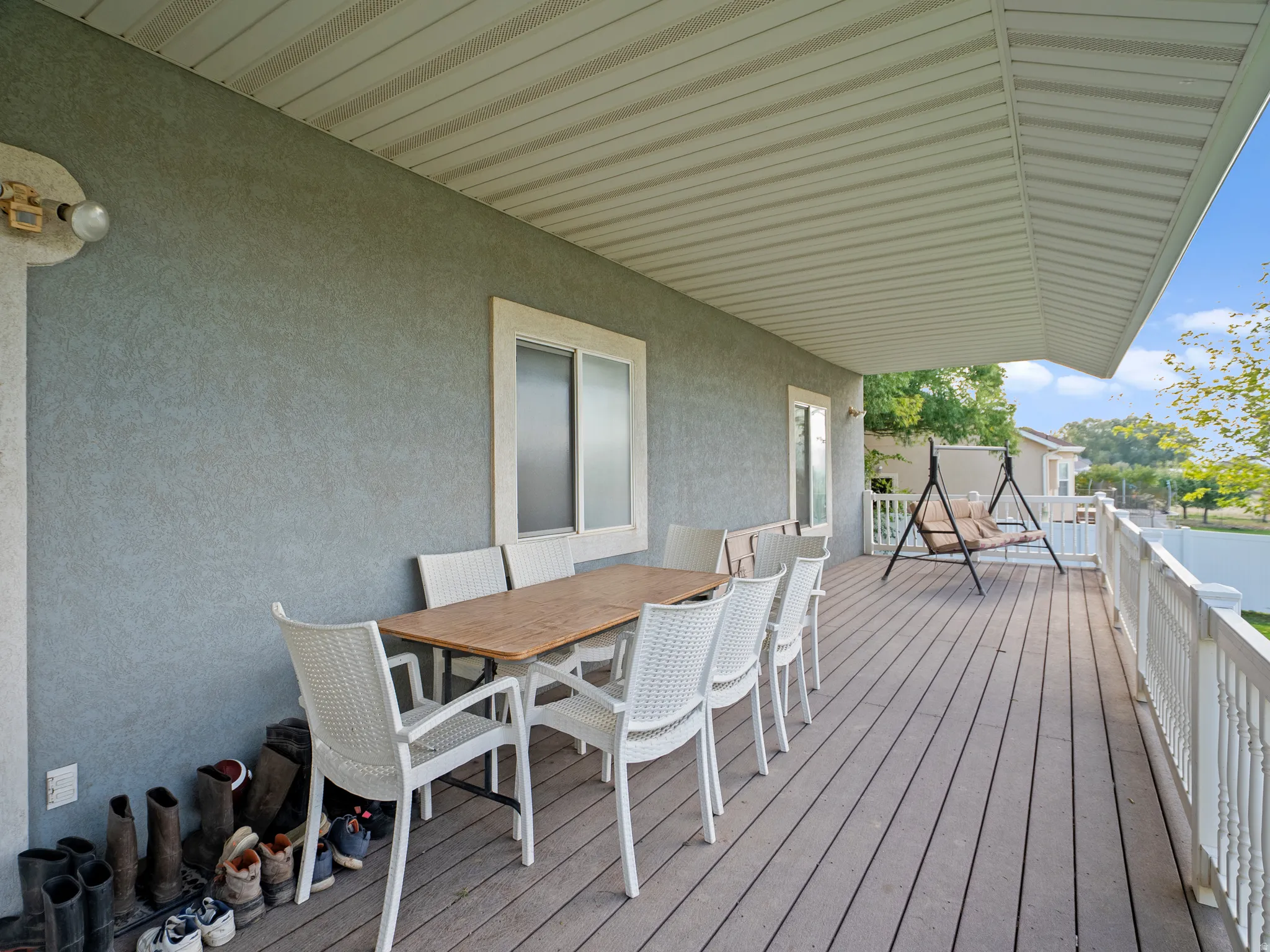 Deck with outdoor dining area