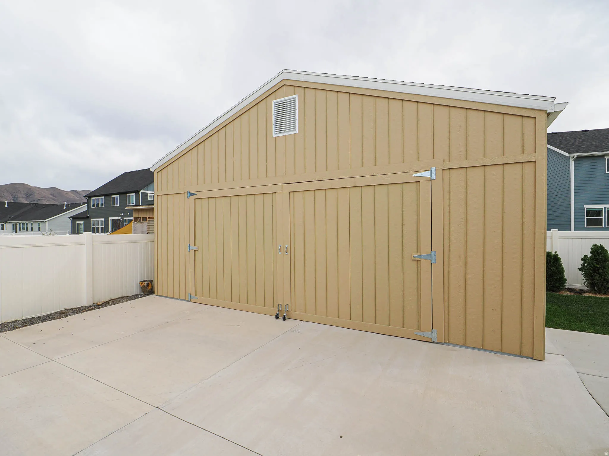 Detached 2 car garage