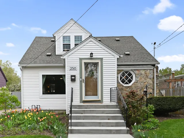 Front View of Quaint Cottage/Bungalow