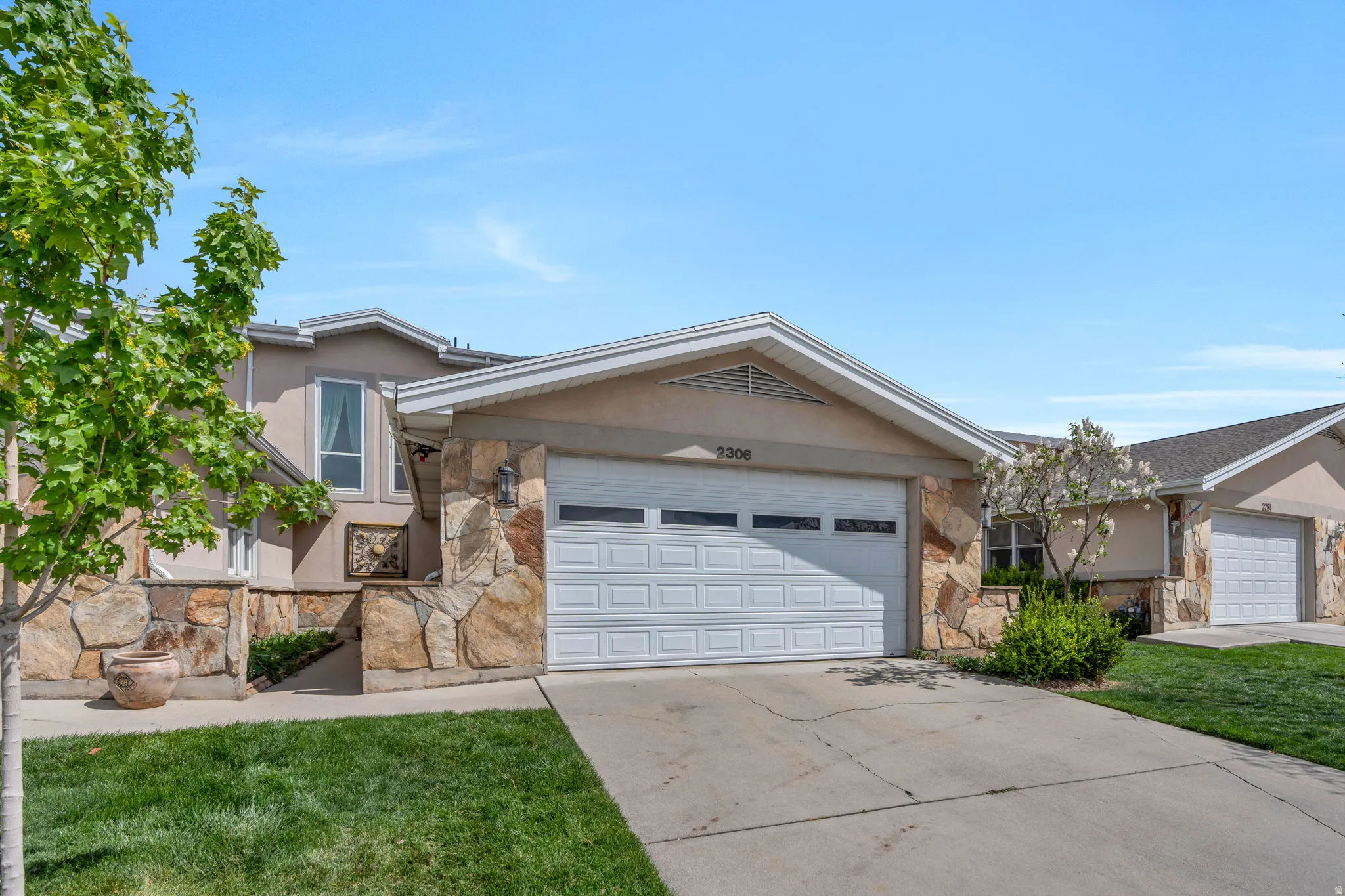 Beautiful condominium in quiet Rock Canyon neighborhood