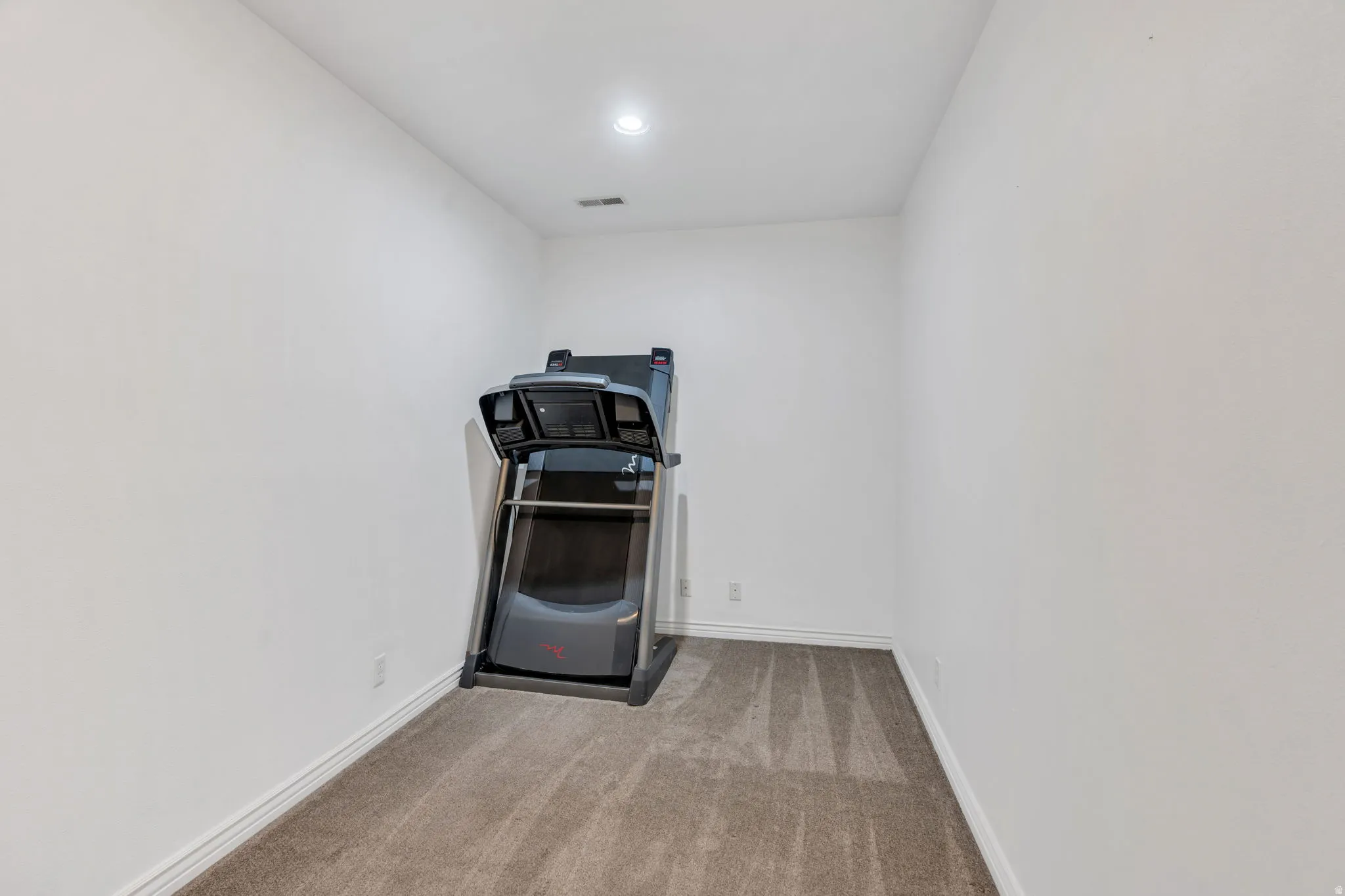 Basement bonus room perfect for exercise or home office