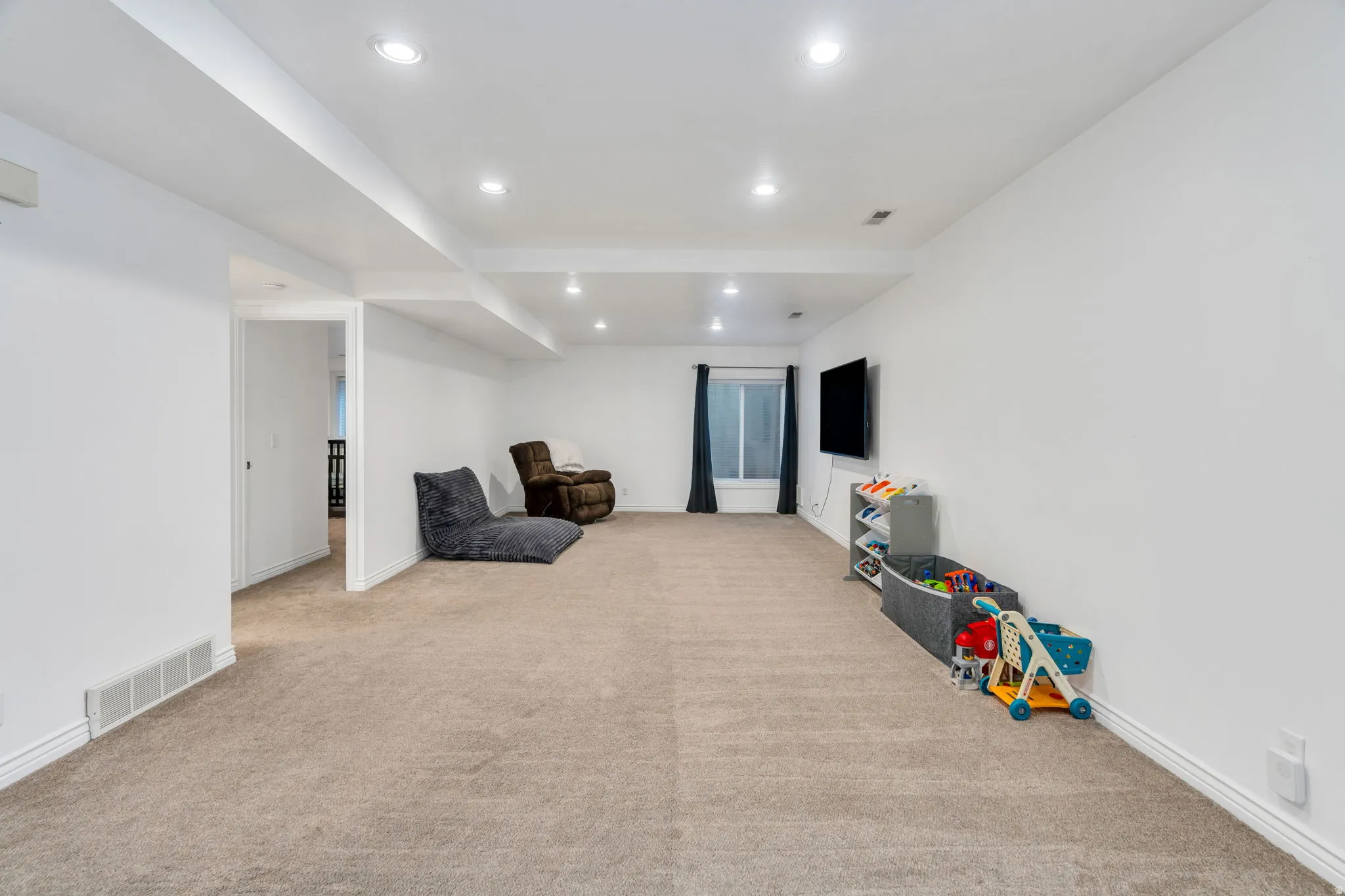 Large rec room in basement