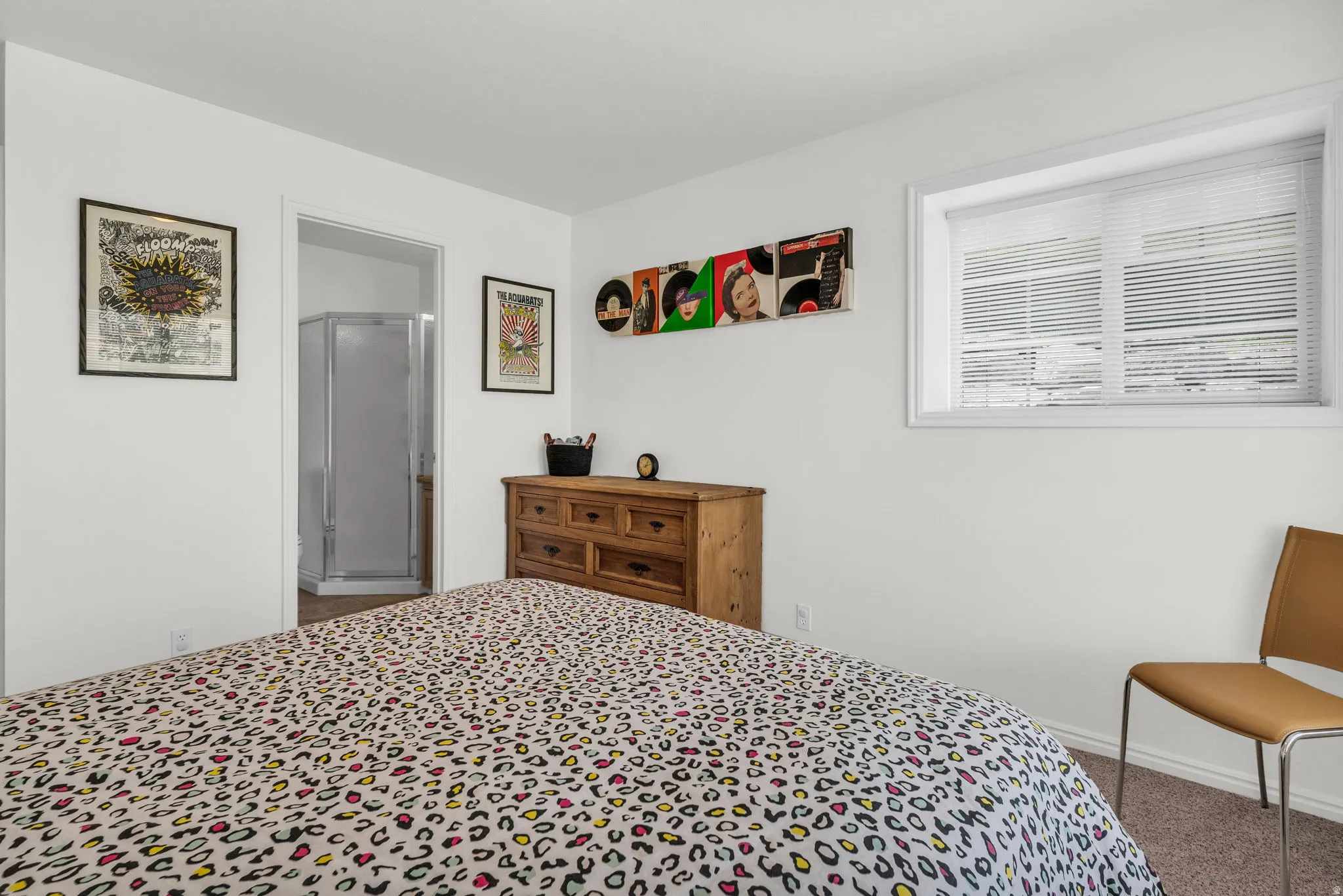 En-suite w/ 3/4 bathroom