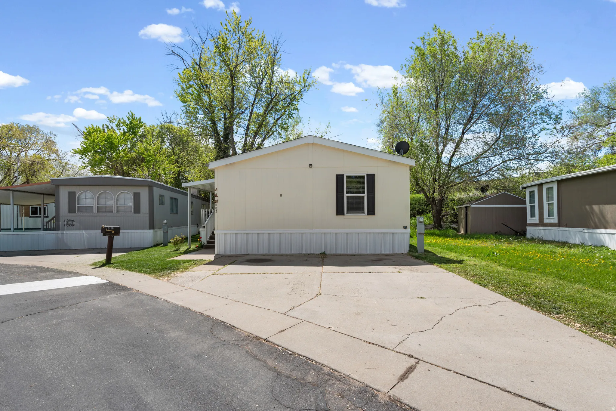Manufactured / mobile home with a front yard