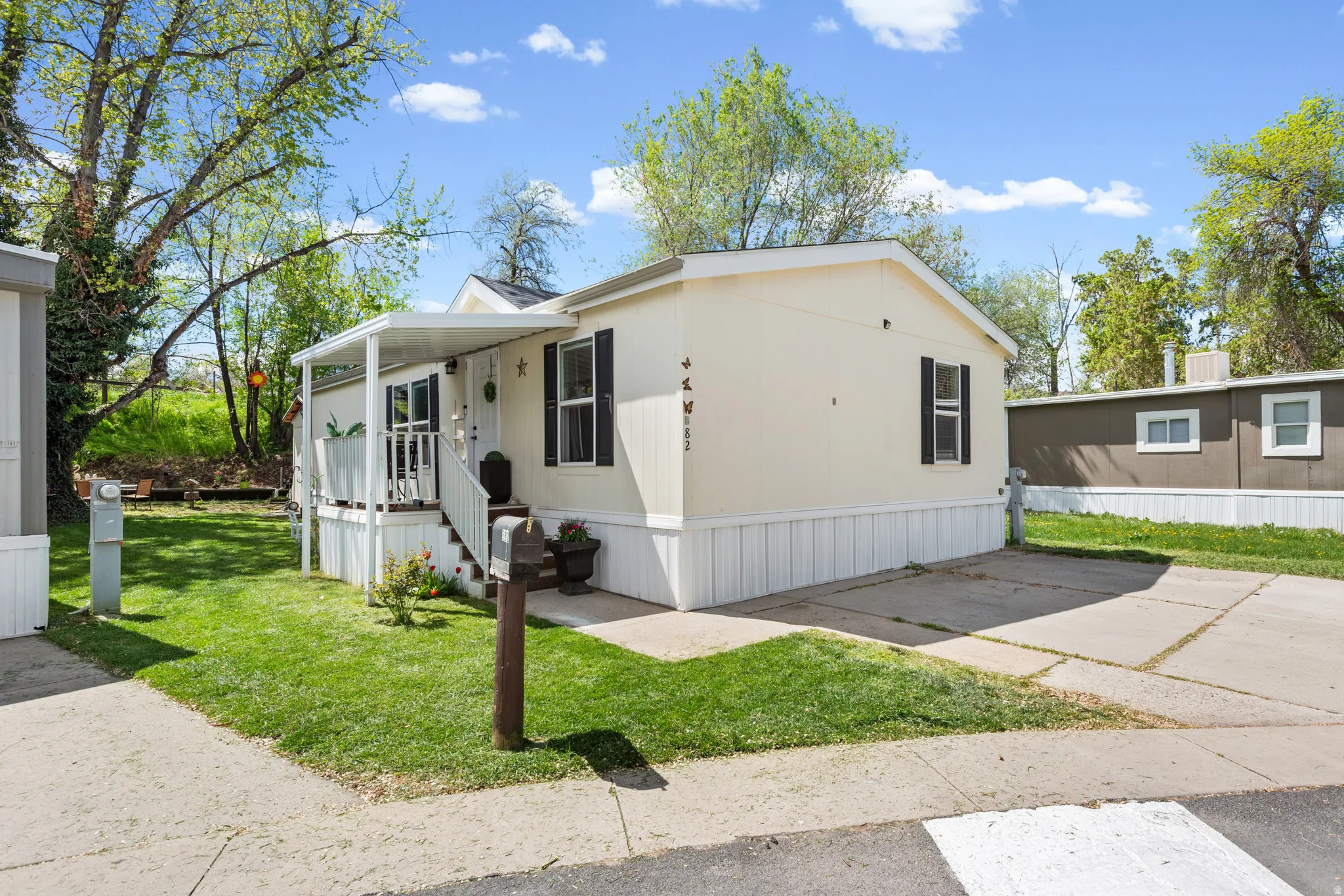 Manufactured / mobile home featuring a front yard