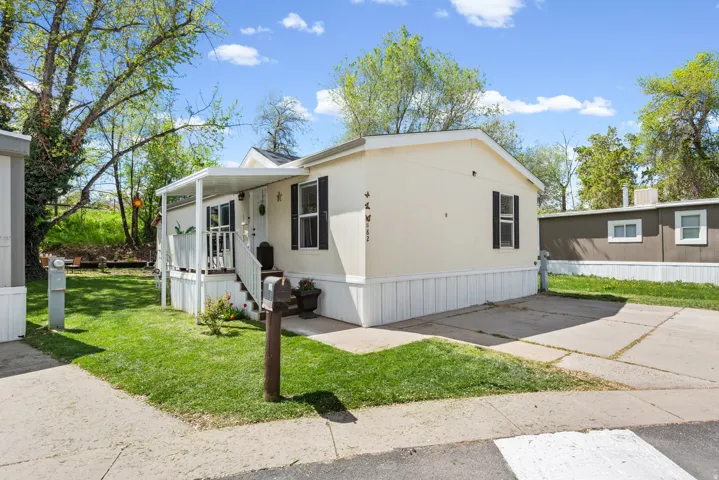 Manufactured / mobile home featuring a front yard