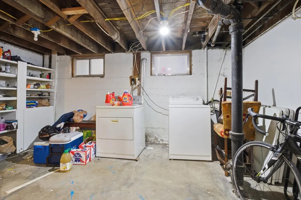 Below grade area featuring independent washer and dryer