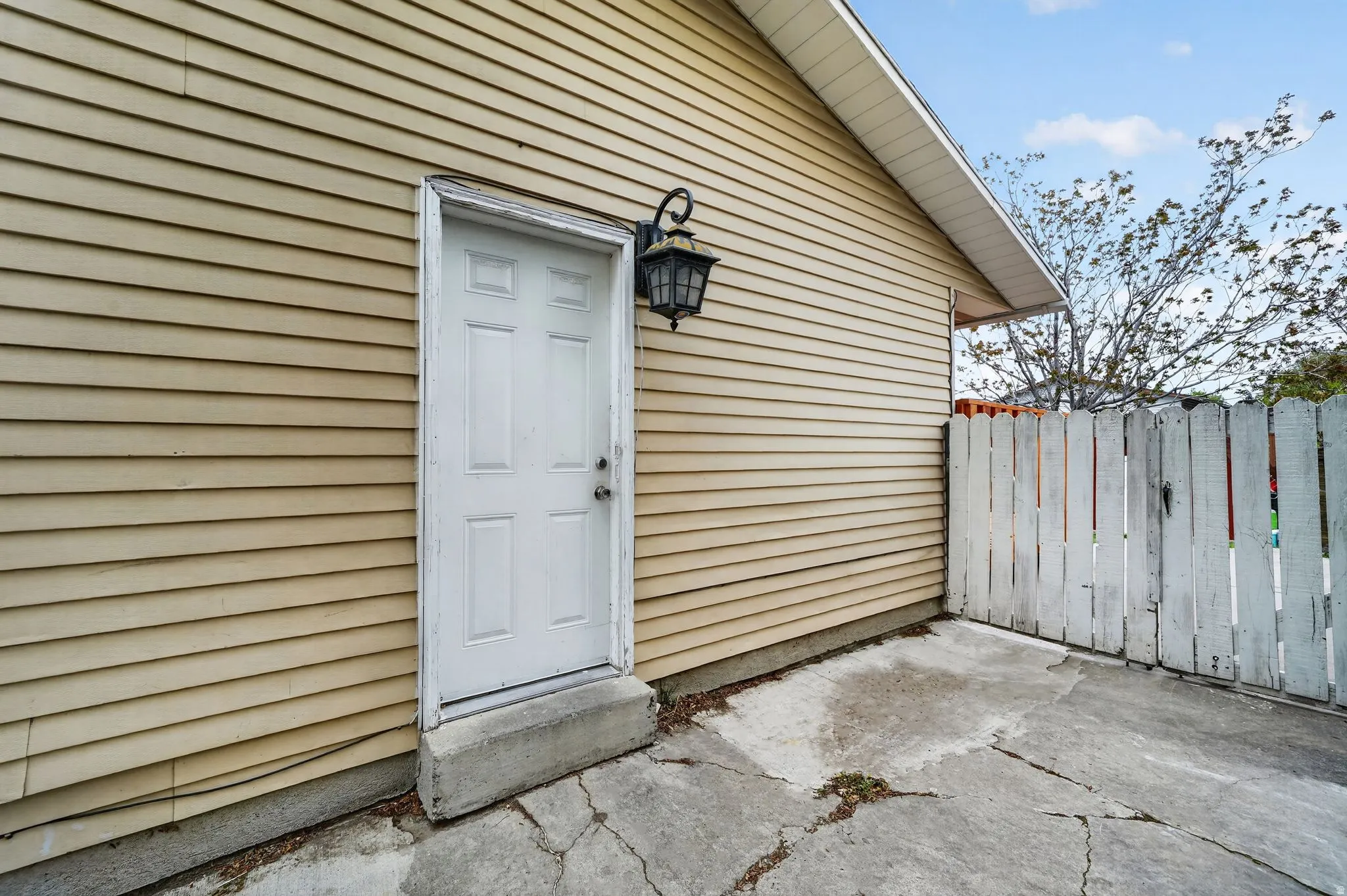 Entrance to property with a patio