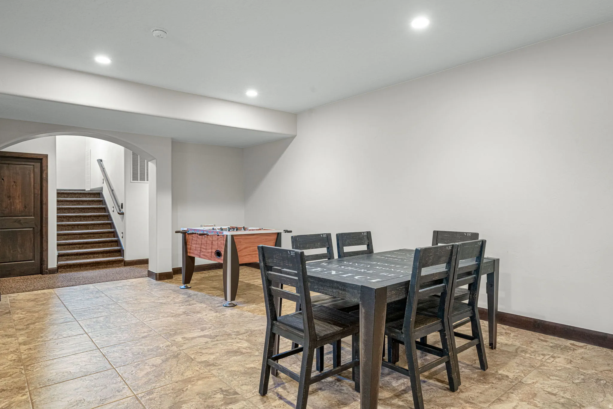 Dining area with arched walkways and recessed lighting